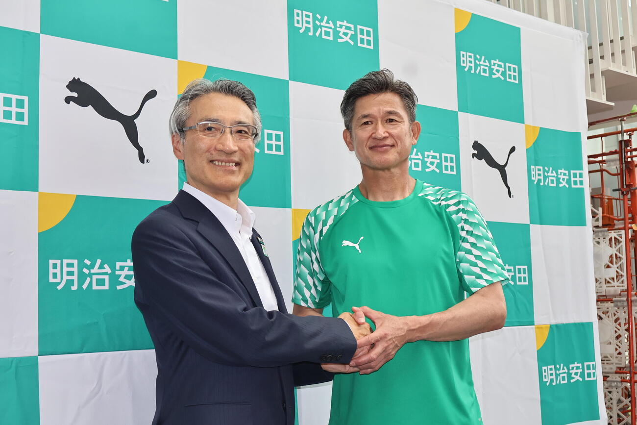 握手する明治安田の永島英器社長（左）と三浦知良（撮影・竹本穂乃加)
