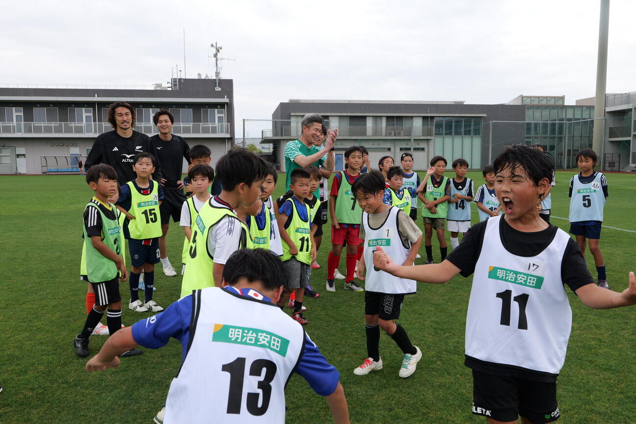 参加者と交流する三浦知良（中央）（オフィシャル撮影）