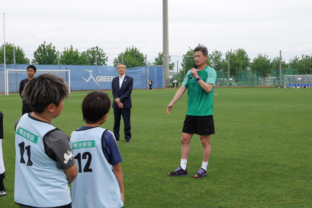 開会式で挨拶する三浦知良（右)（オフィシャル撮影）