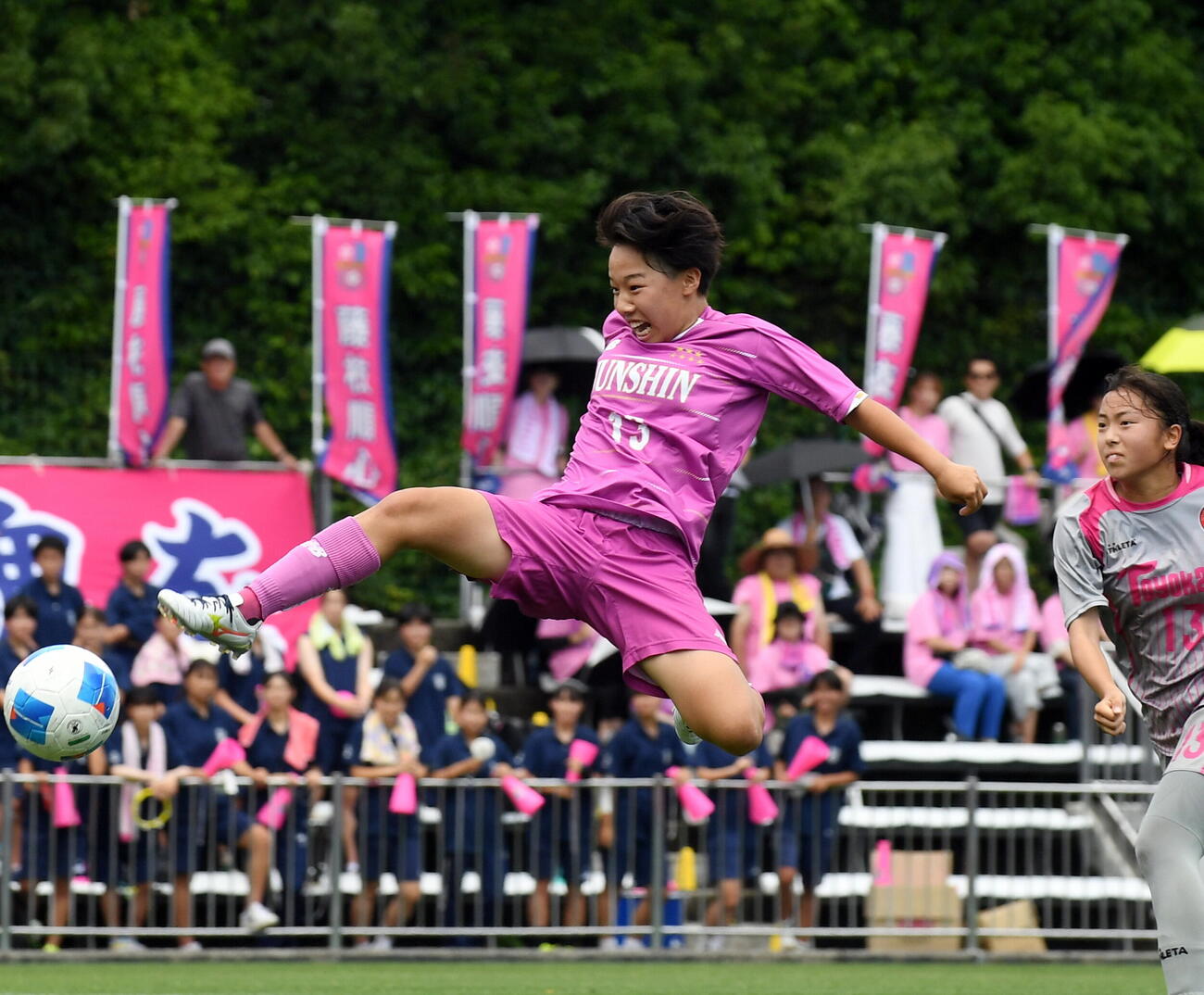 藤枝順心対豊川　前半、クロスに飛び込む藤枝順心・西（撮影・前田和哉）