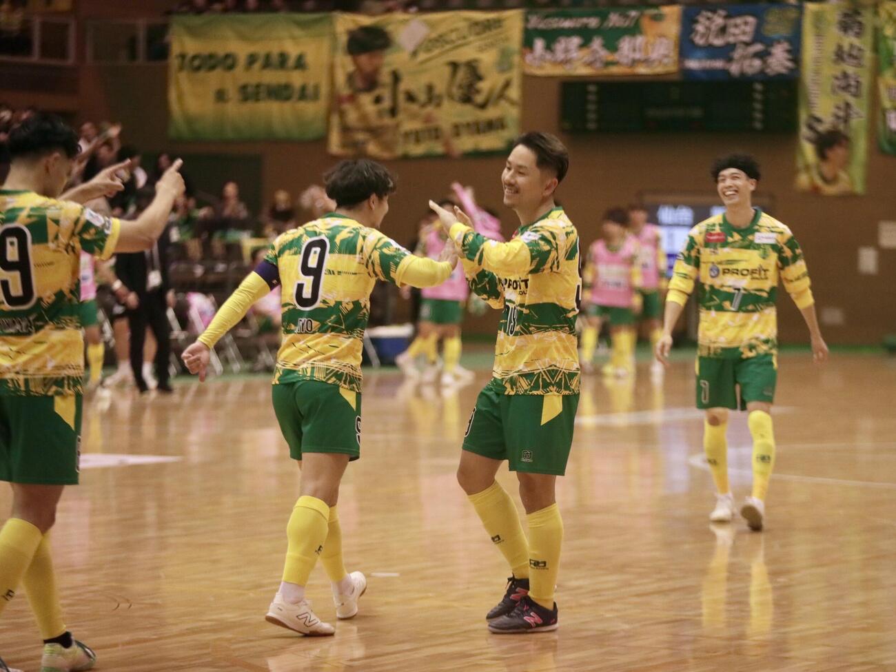 仙台対新居浜　追加点に喜ぶ仙台の選手たち（撮影・高橋香奈）