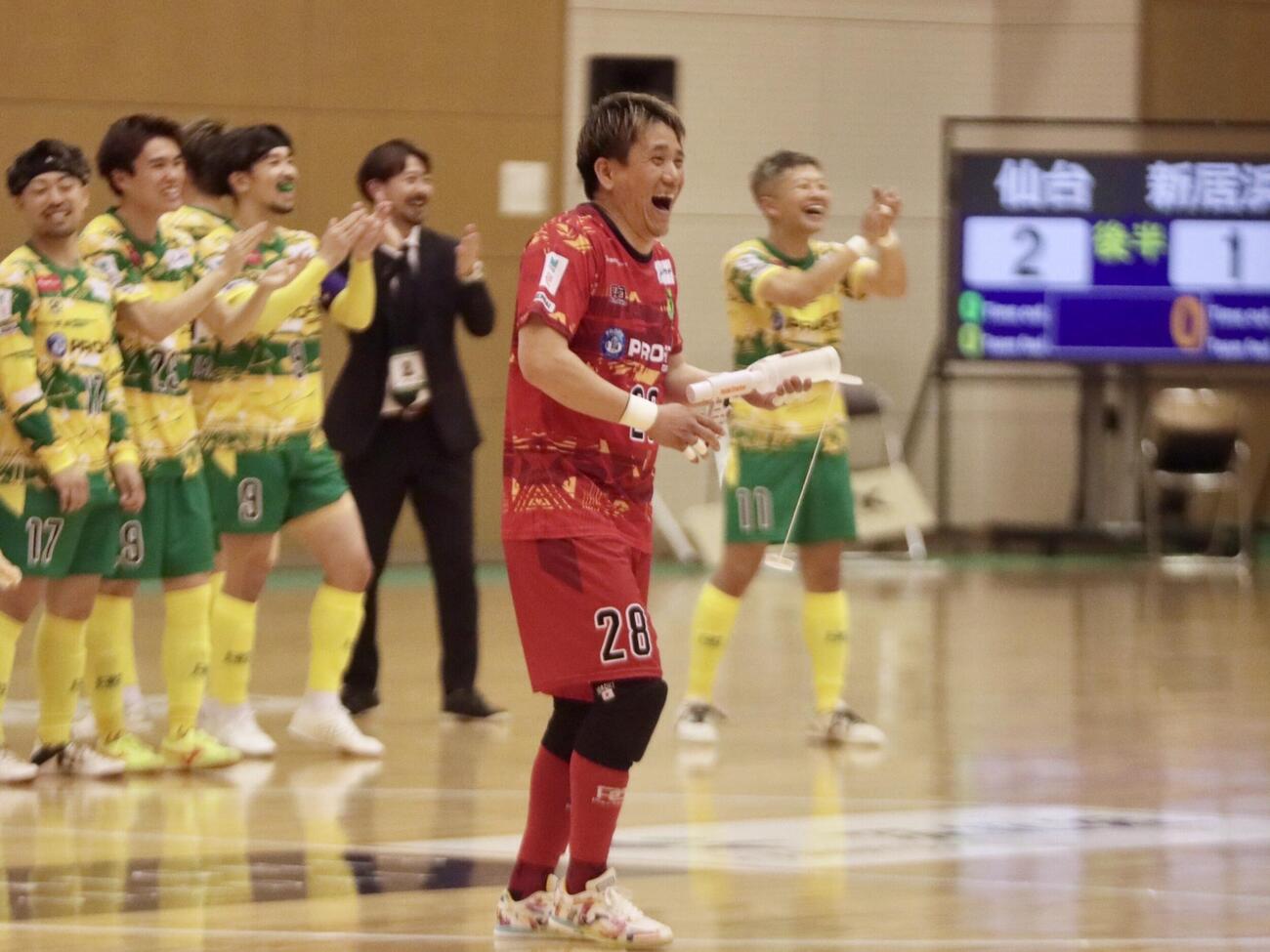 仙台対新居浜　MVPに選ばれファンサービスをする仙台GK税田拓基（手前）（撮影・高橋香奈）