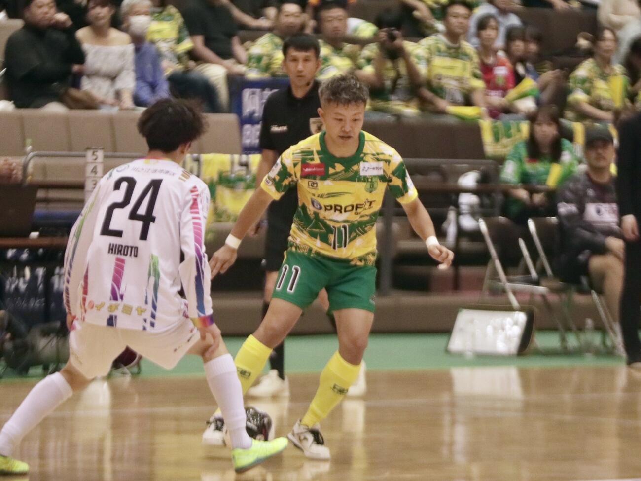 仙台対新居浜　ドリブルをする仙台FP井上卓（右）（撮影・高橋香奈）