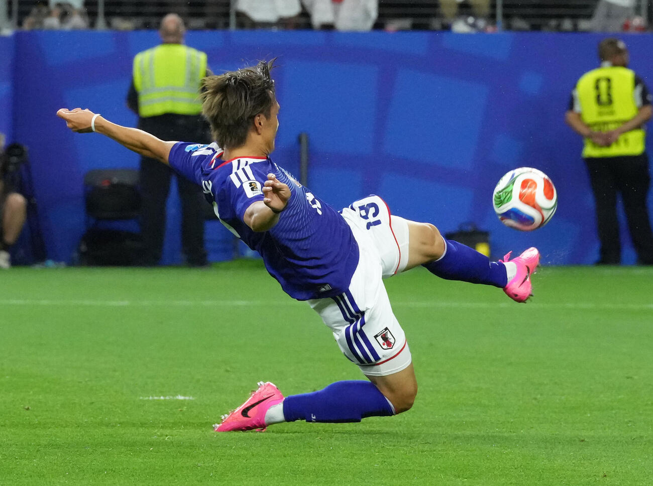 日本対スウェーデン　後半、クロスに飛び込む小川航基（撮影・足立雅史）