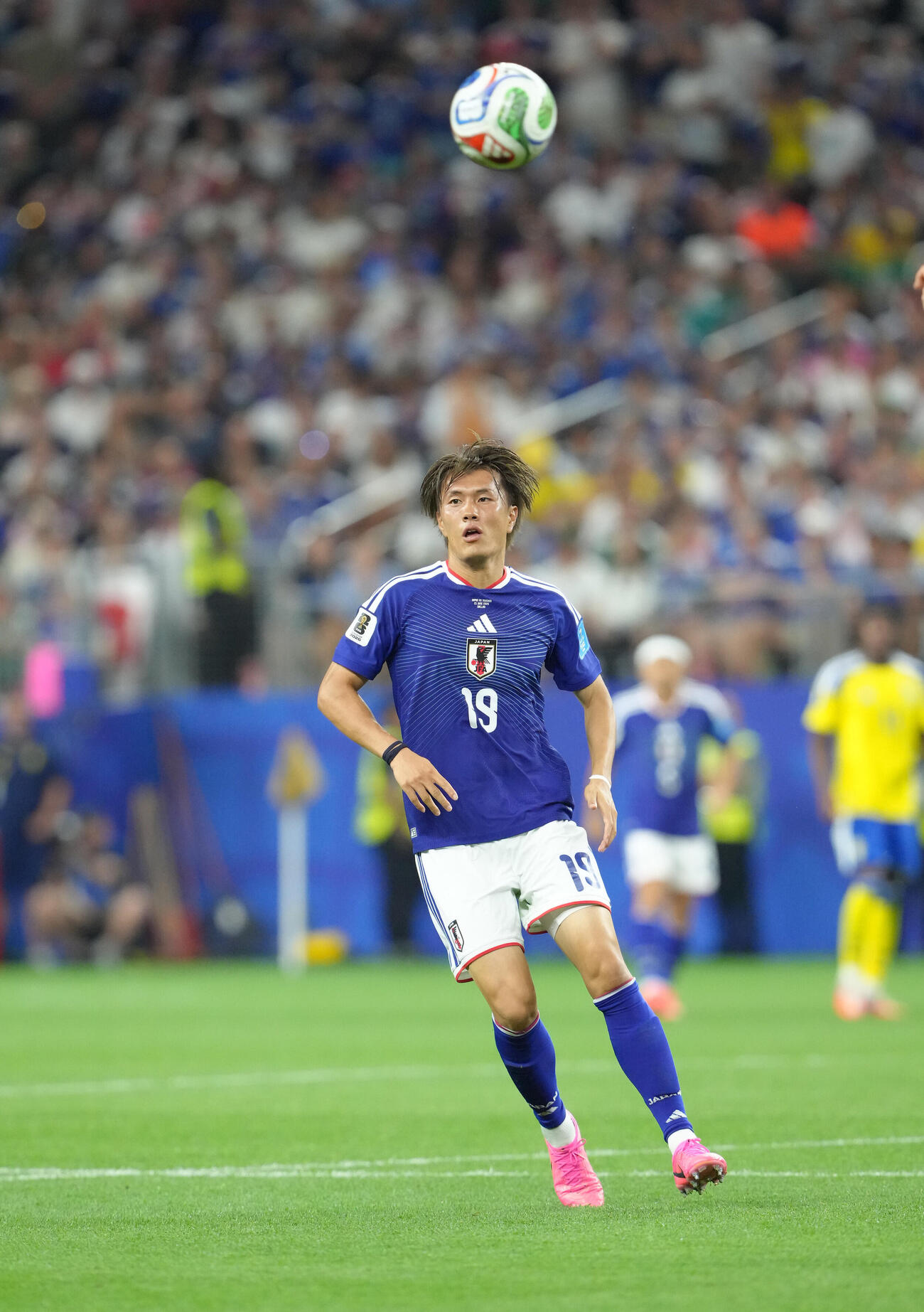 日本対スウェーデン　ボールを追う小川航基（撮影・足立雅史）