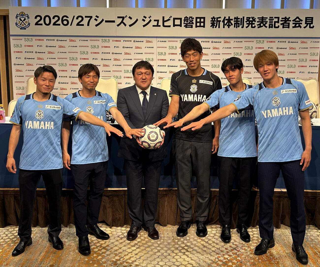 磐田の新体制発表会見に臨んだ左から、小原、乾、秋葉監督、牲川、佐藤、太田