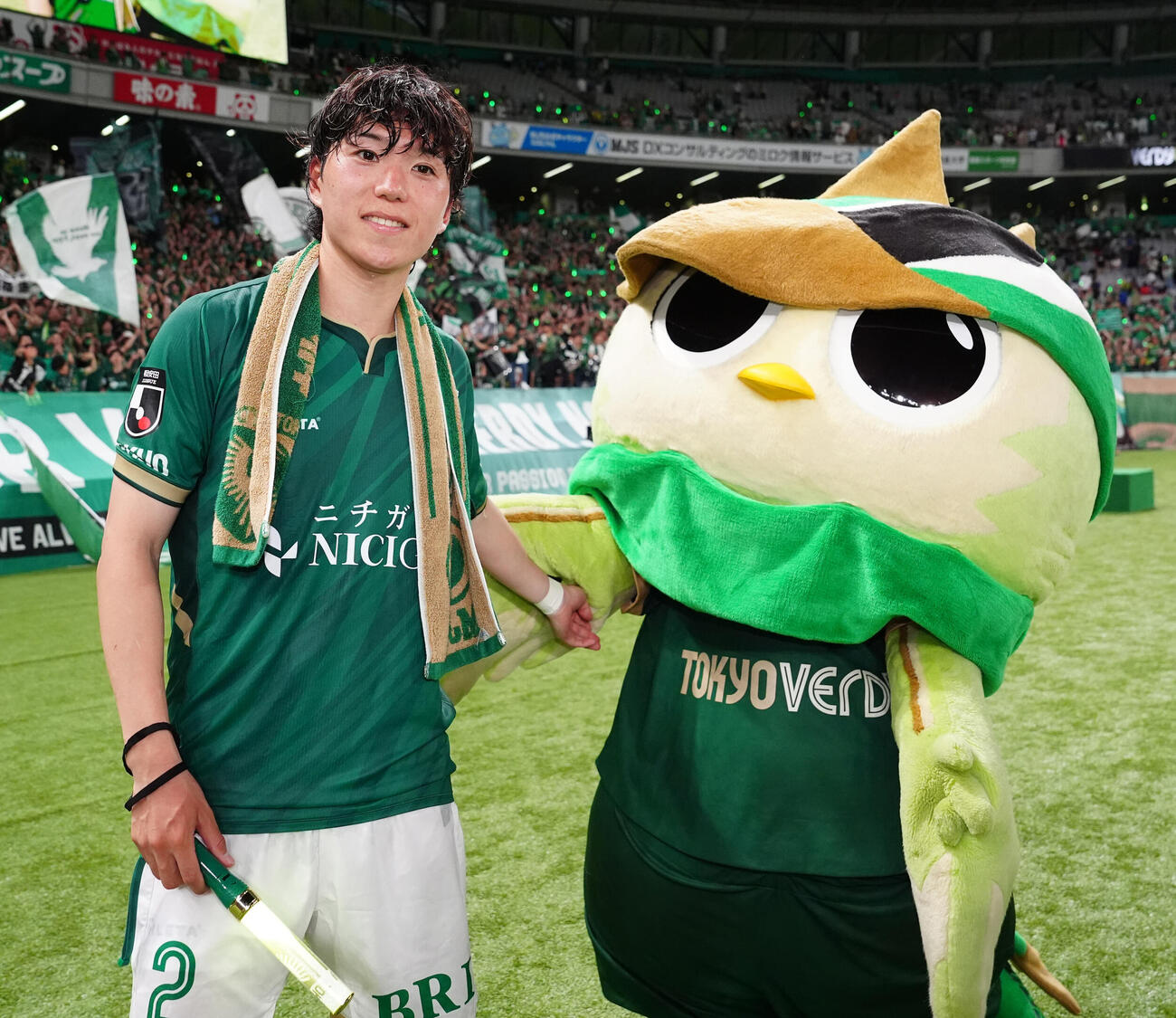 東京V対川崎F　試合後、写真に納まる東京V深澤大輝（左）（2025年6月29日撮影）