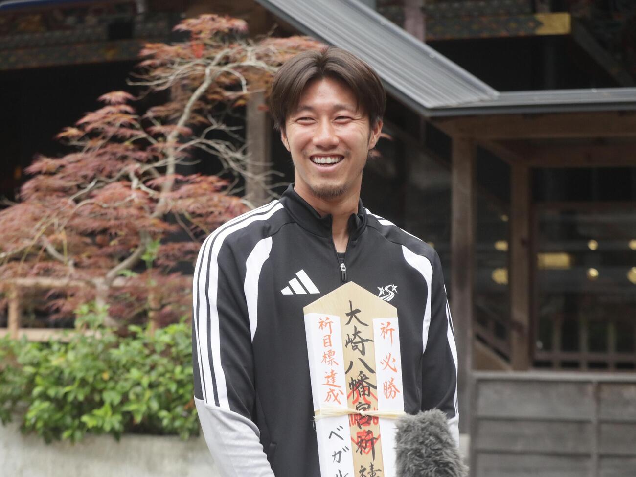 必勝祈願を終え取材に応じるJ2仙台・菅田真啓主将（撮影・高橋香奈）