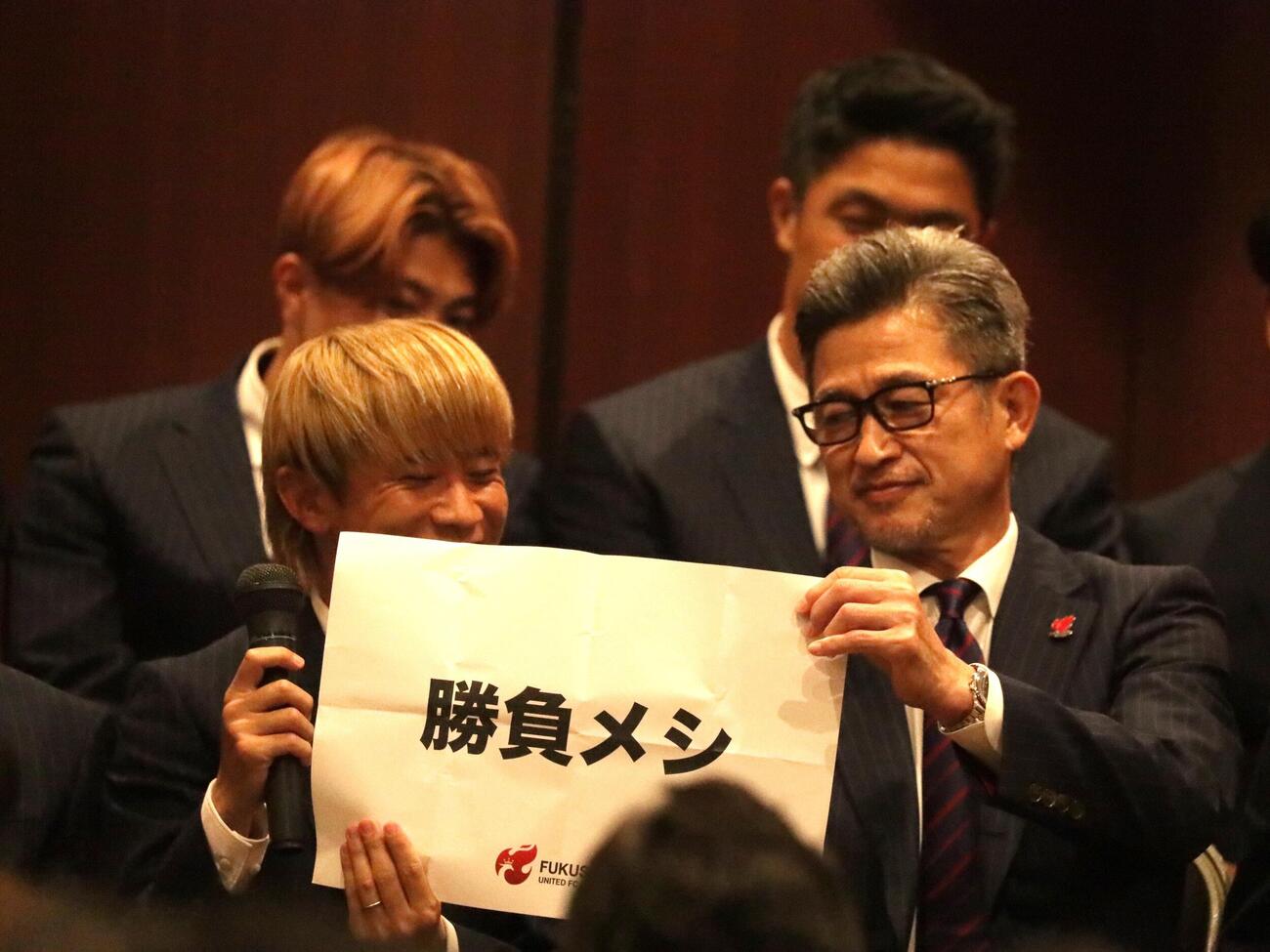 トークショーでMF針谷岳晃のアシストをするFW三浦知良（撮影・高橋香奈）