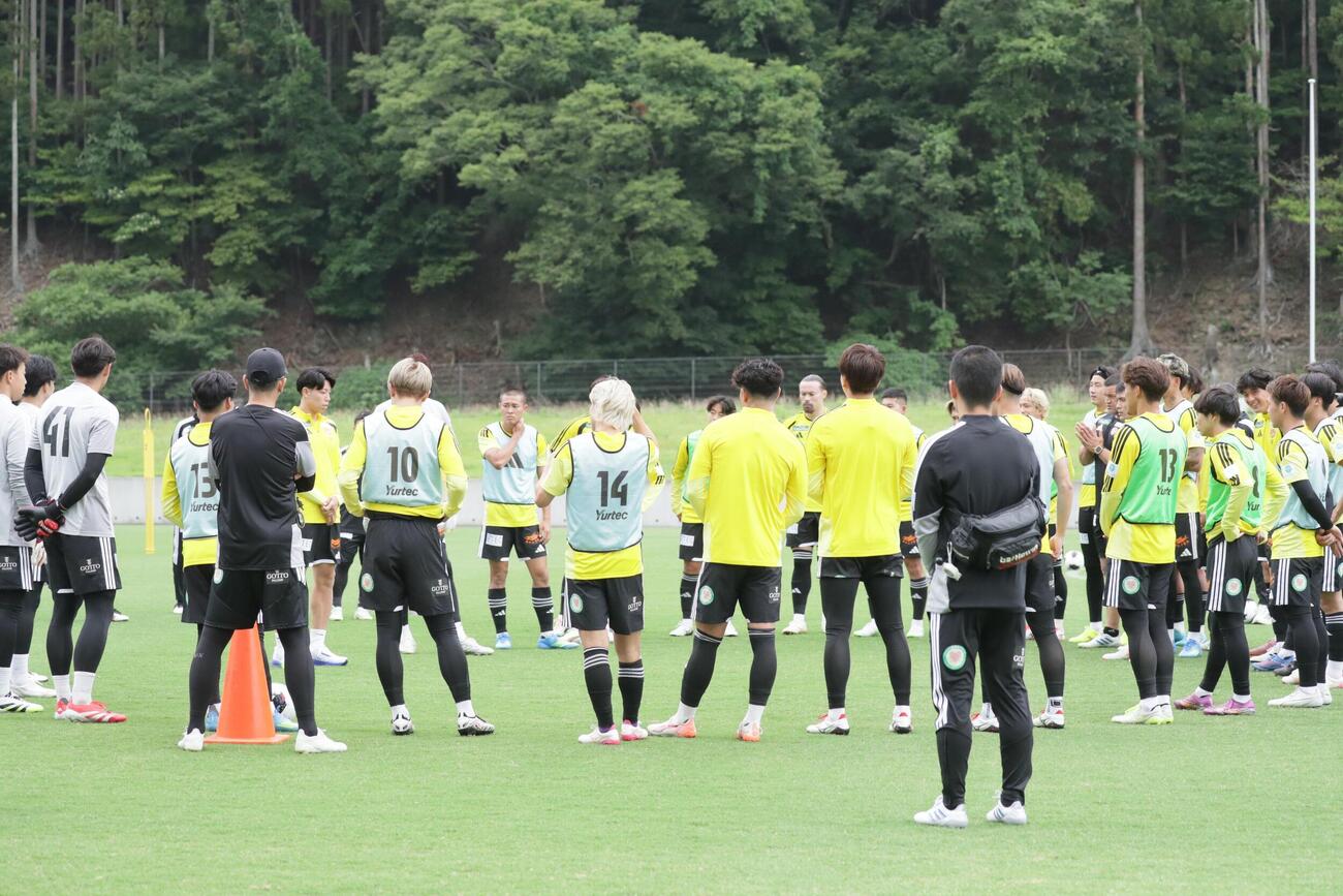 キャンプ初日、トレーニング前に声をかけ合う仙台の選手、指導陣ら（撮影・高橋香奈）