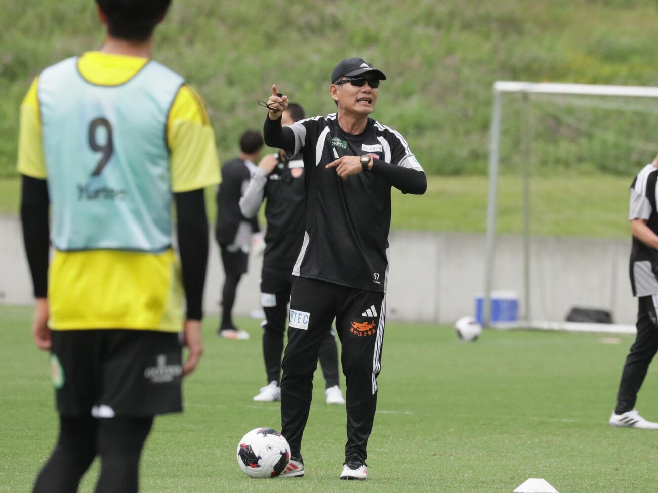 キャンプ初日、指導にあたる仙台・森山佳郎監督（撮影・高橋香奈）