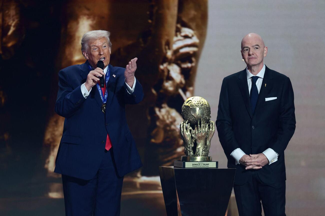 サッカーW杯の組み合わせ抽選会でFIFA創設の「平和賞」に選ばれ、あいさつするトランプ米大統領。右はインファンティノ会長（ロイター）