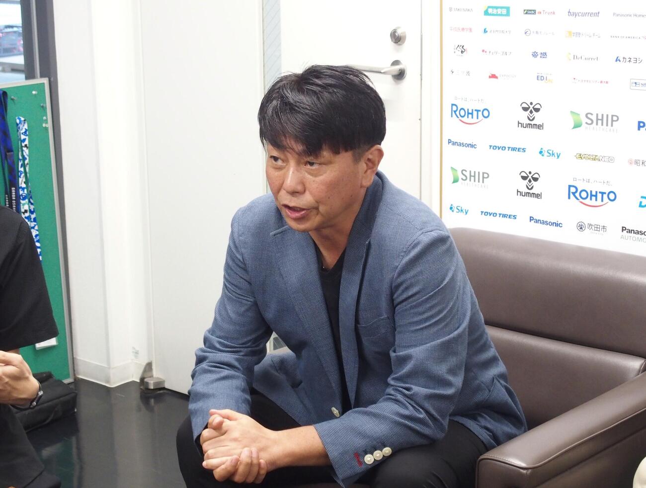 ビッシング監督離脱の状況について説明するG大阪の三上大勝フットボール本部長