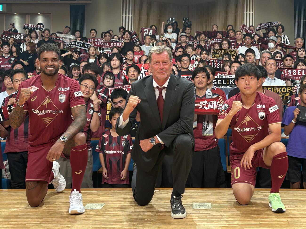 神戸のキックオフイベントに参加した（左から）Aロペス、スキッベ監督、渡辺