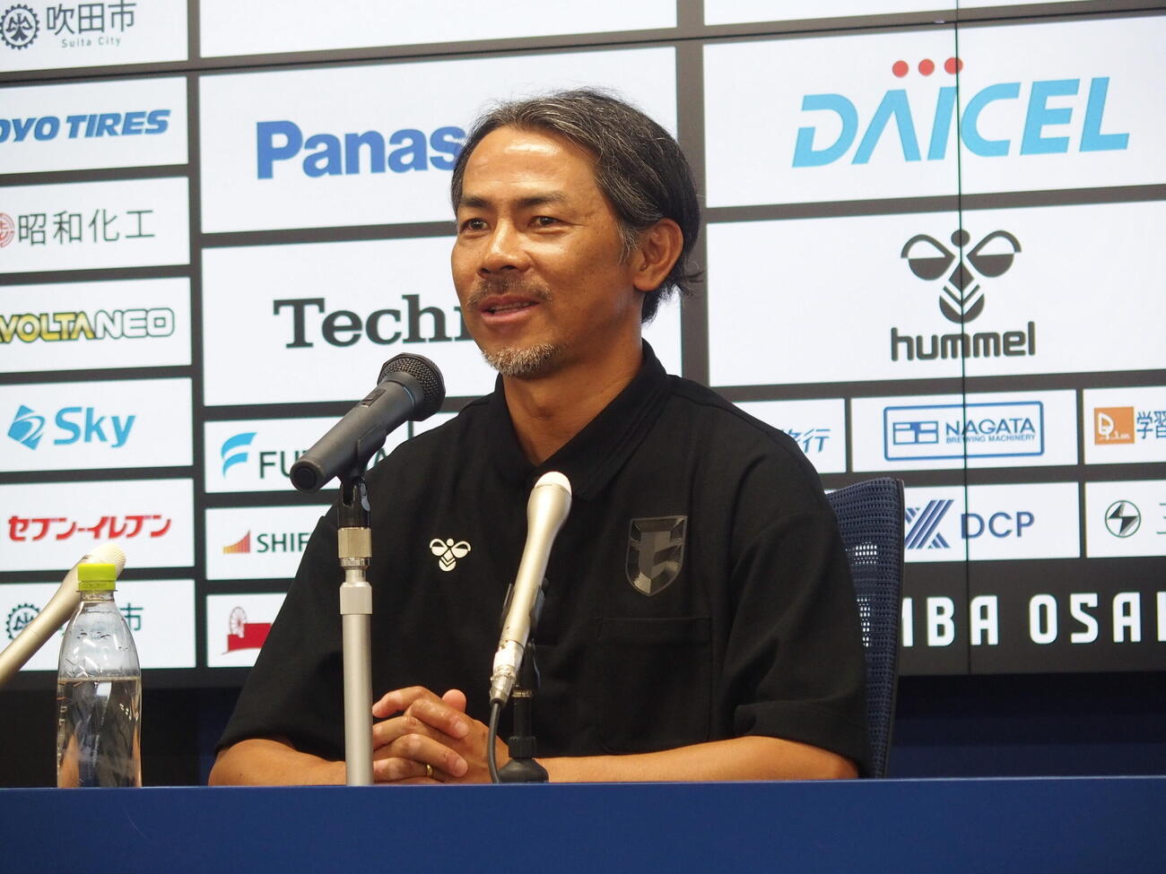 監督就任会見を行ったG大阪の明神智和新監督