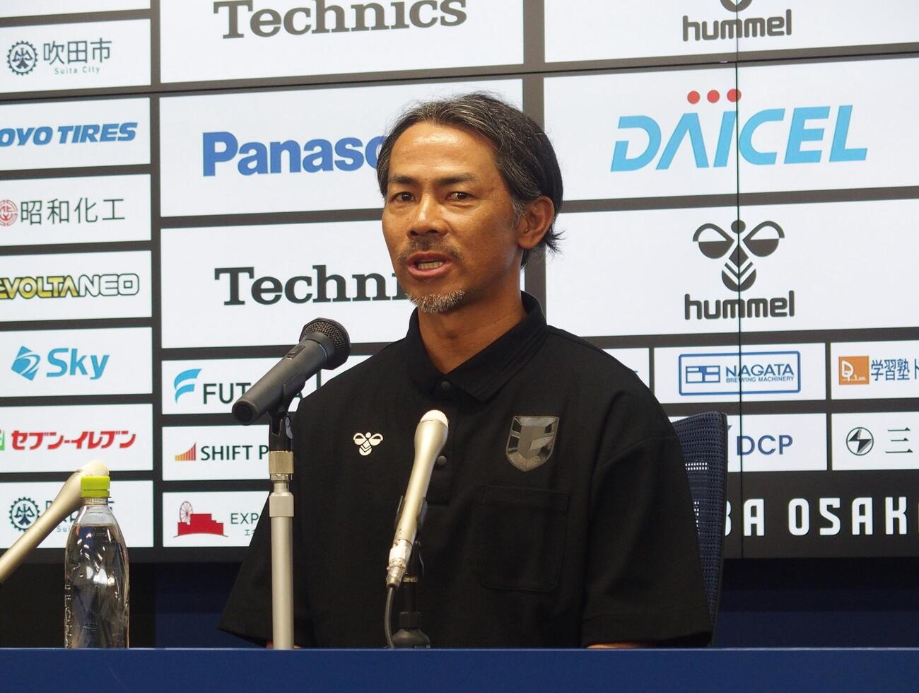 監督就任会見を行ったG大阪の明神智和新監督