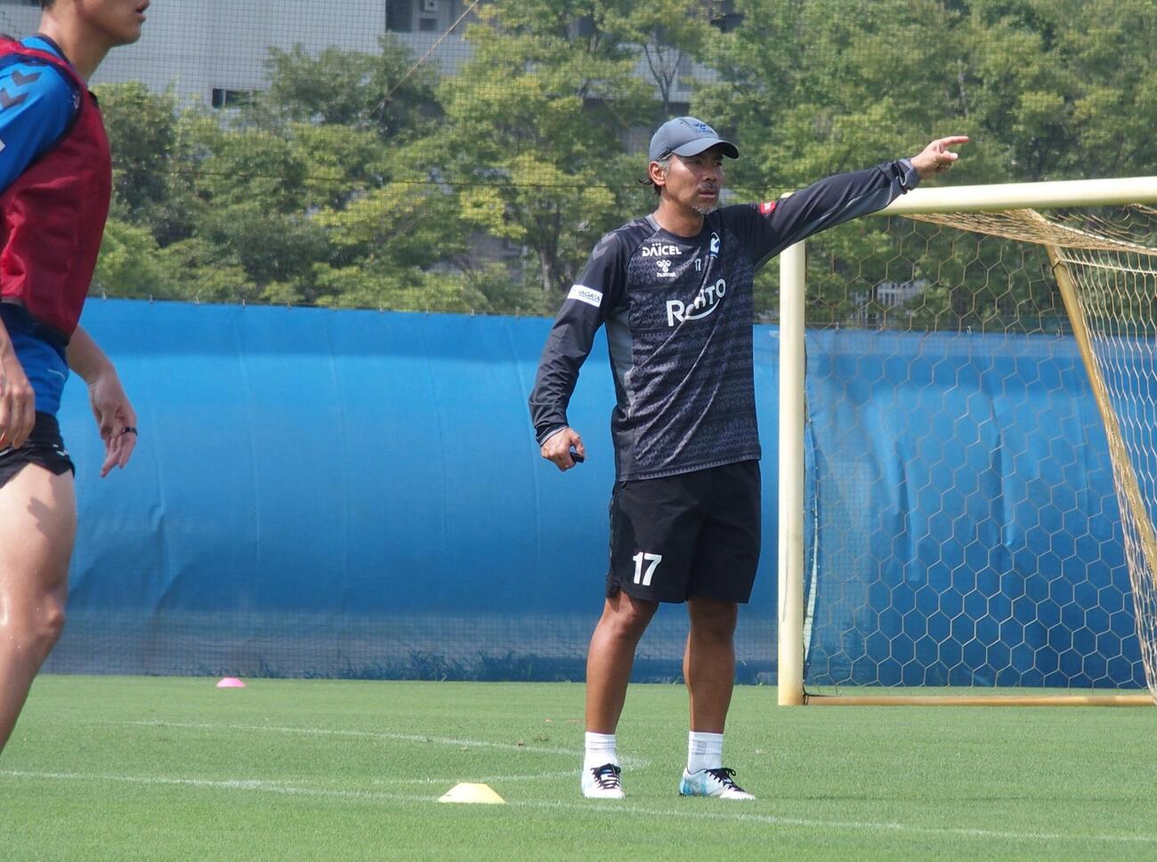 練習で指示を出すG大阪の明神智和監督