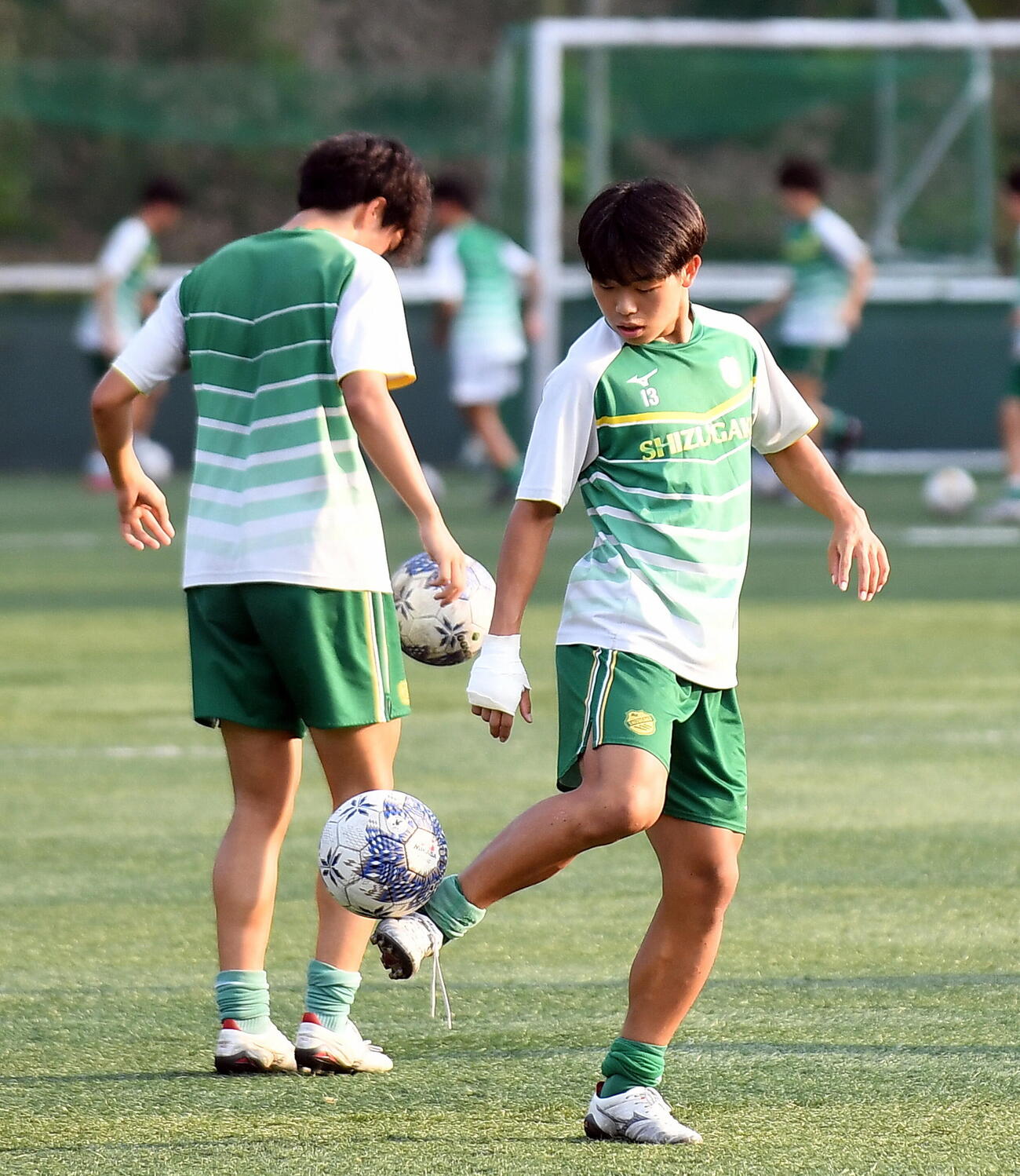結果でチームをけん引する静岡学園・松永（右）