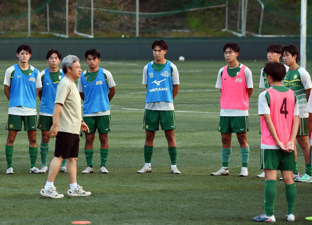 川口監督（左手前）の話を聞く静岡学園の選手たち