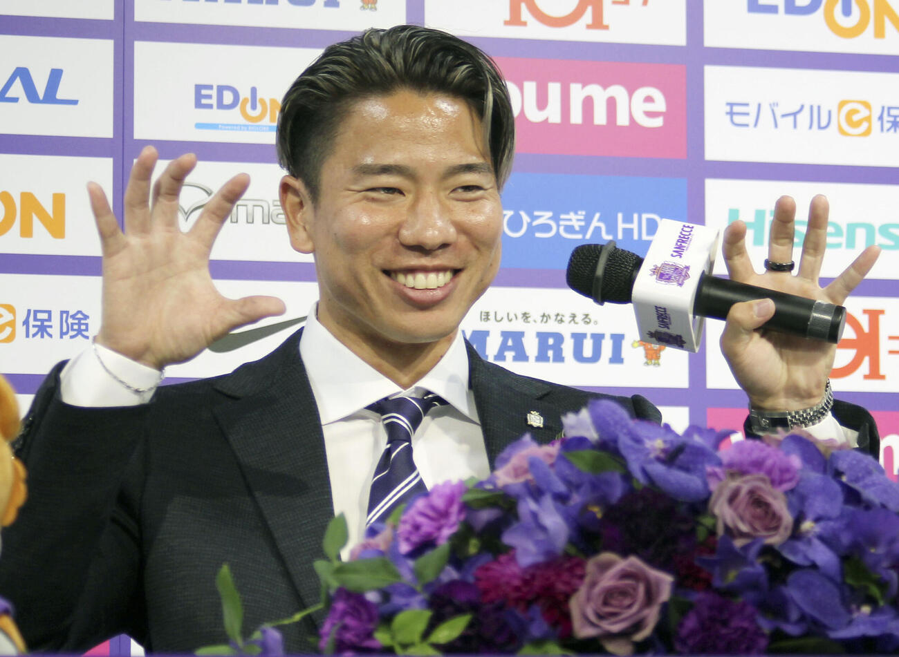 J1広島に復帰し、記者会見で得意のポーズを決める浅野拓磨＃＝3日、エディオンピースウイング広島
