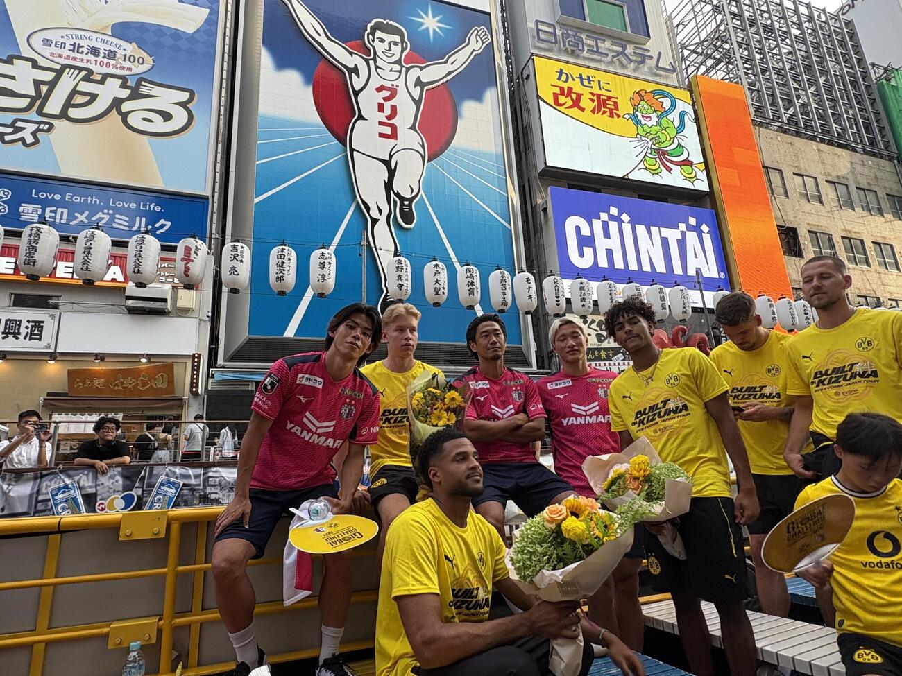 道頓堀クルーズに参加したC大阪とドルトムントの選手たち