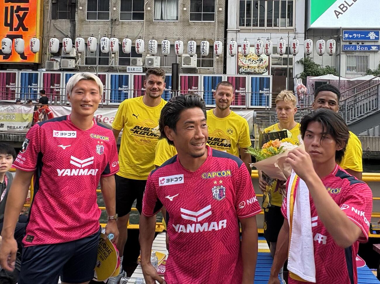 道頓堀クルーズに参加した（前列左から）C大阪DF畠中、MF香川、MF上門ら