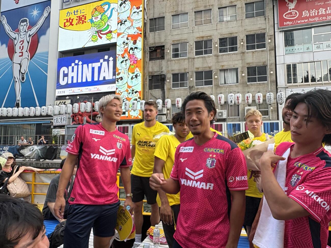 道頓堀クルーズに参加したC大阪MF香川真司（中央）らC大阪の選手とドルトムントの選手たち