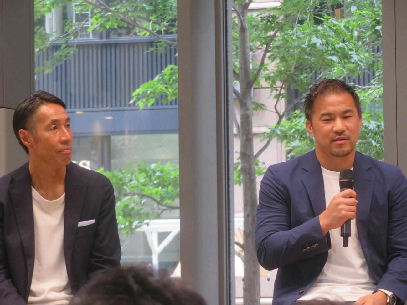 Jリーグ気候アクショントークイベントに出席したサッカーW杯3大会に出場した元日本代表FWの岡崎慎司氏（右）。左はJリーグ執行役員でサステナビリティ領域を担当する辻井隆行氏