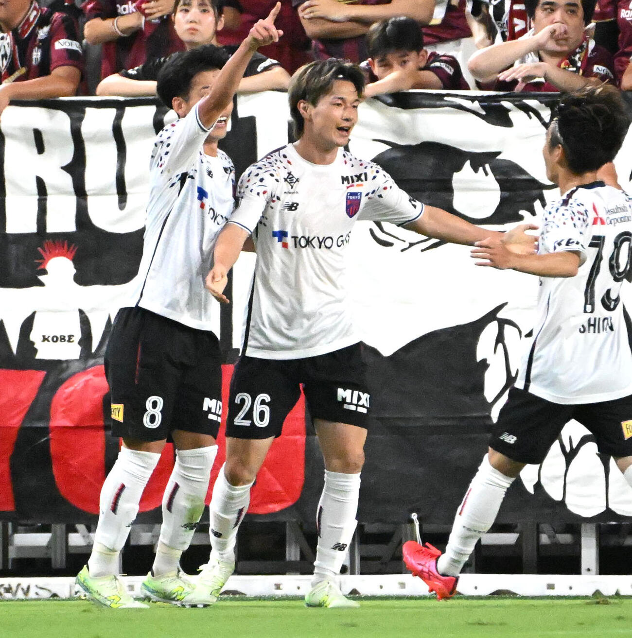 神戸対東京　前半、ゴールを決め東京イレブンと抱き合う長倉幹樹（中央）（撮影・石井愛子）