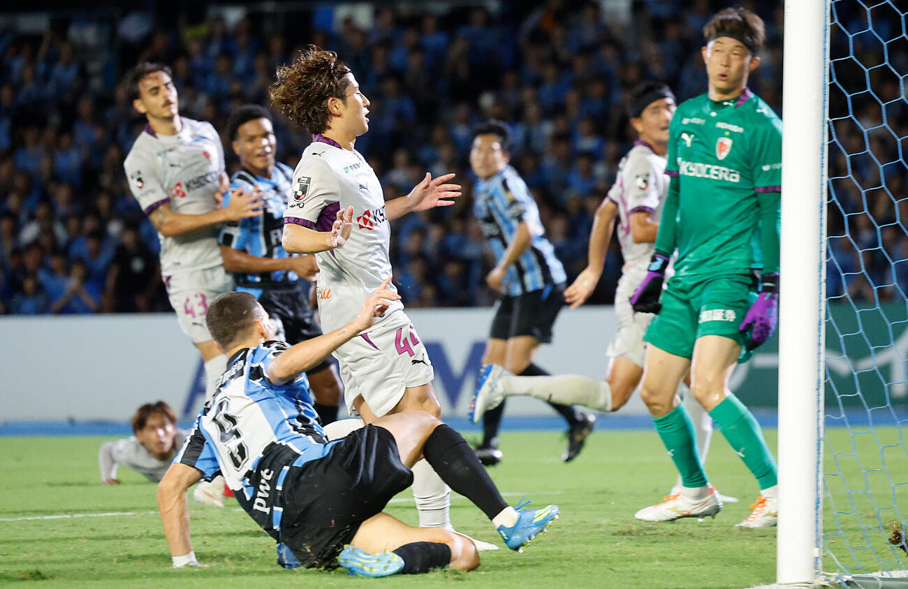 川崎F対京都　前半、先制のゴールを決める川崎Fラザル・ロマニッチ（手前）（撮影・山本朝陽）