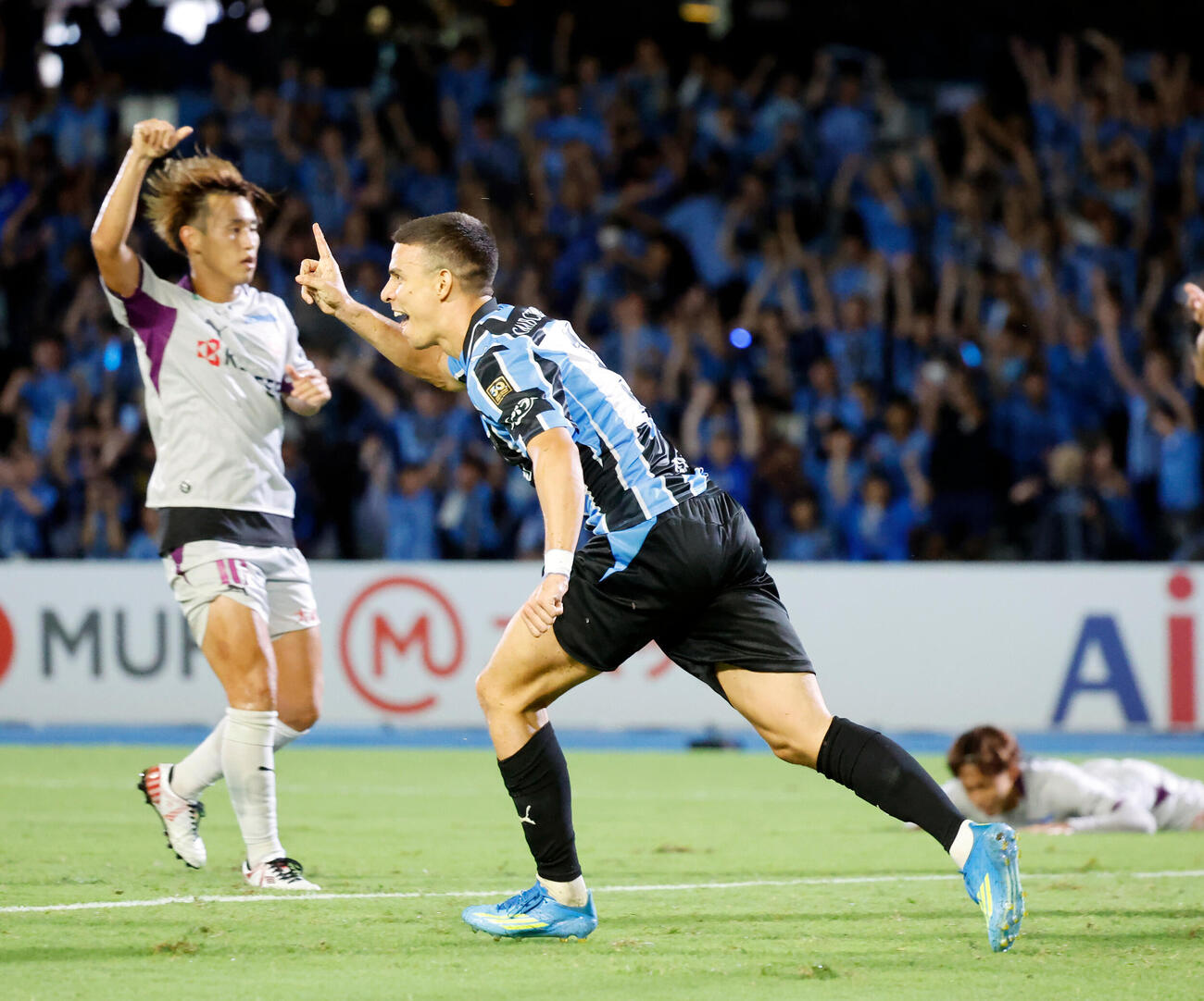 川崎F対京都　前半、先制のゴールを決め、駆けだす川崎Fラザル・ロマニッチ（撮影・山本朝陽）