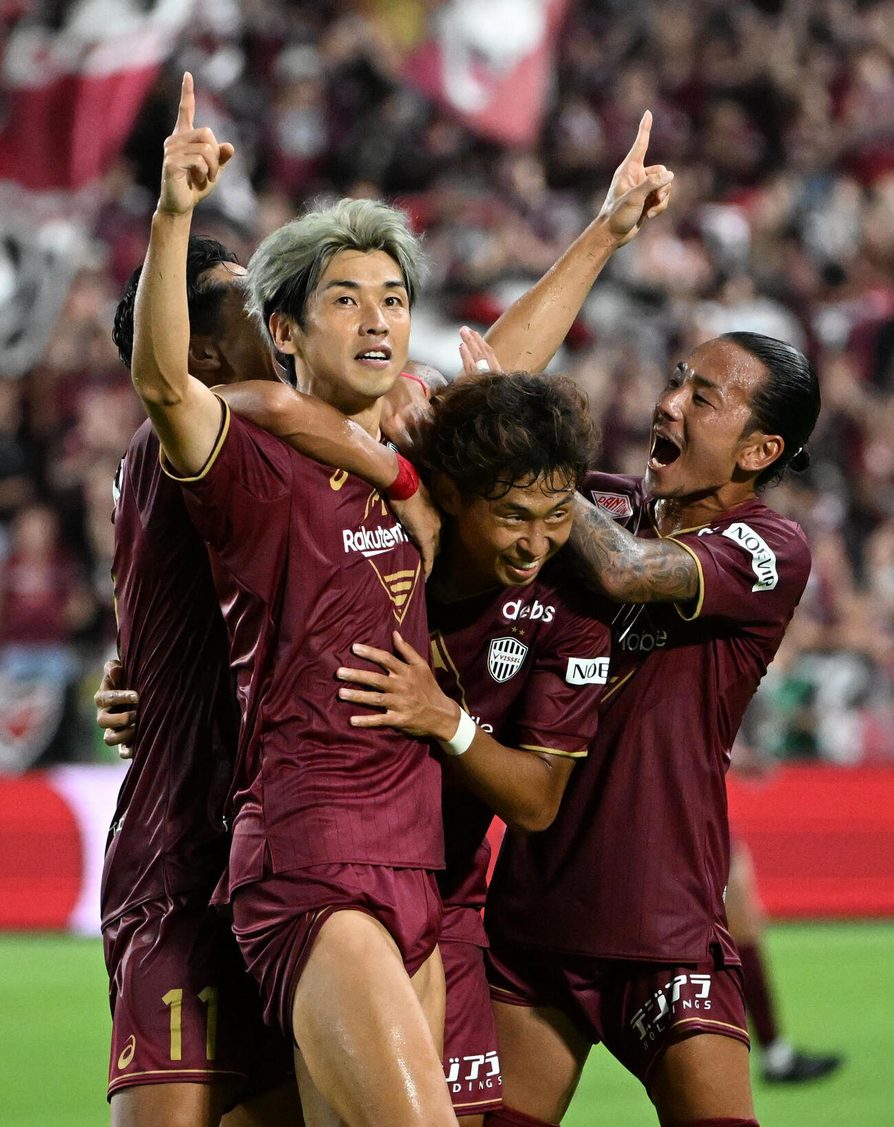 神戸対東京　前半、ゴールを決める両手を突き上げる神戸大迫勇也（撮影・石井愛子）