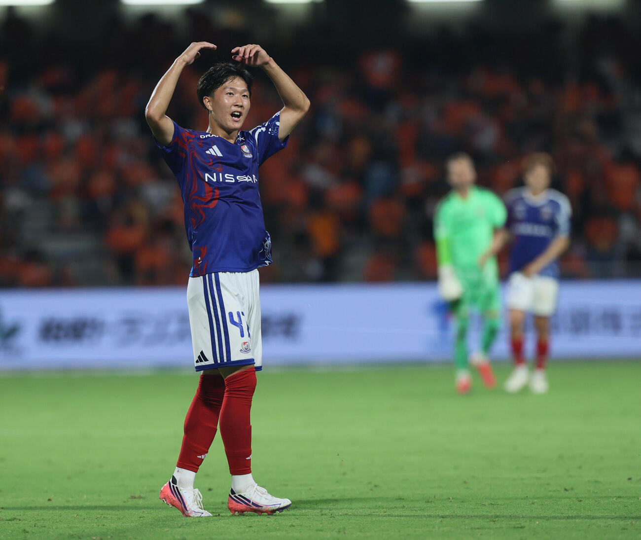 清水対横浜　勝利が決まりサポーターにアピールする横浜三井寺真（撮影・水谷安孝）