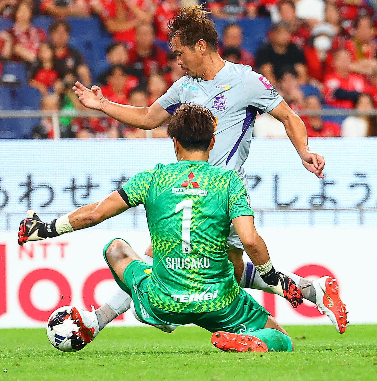 浦和対広島　前半、浦和GK西川周作をかわしゴールを決める広島塩谷司（撮影・野上伸悟）