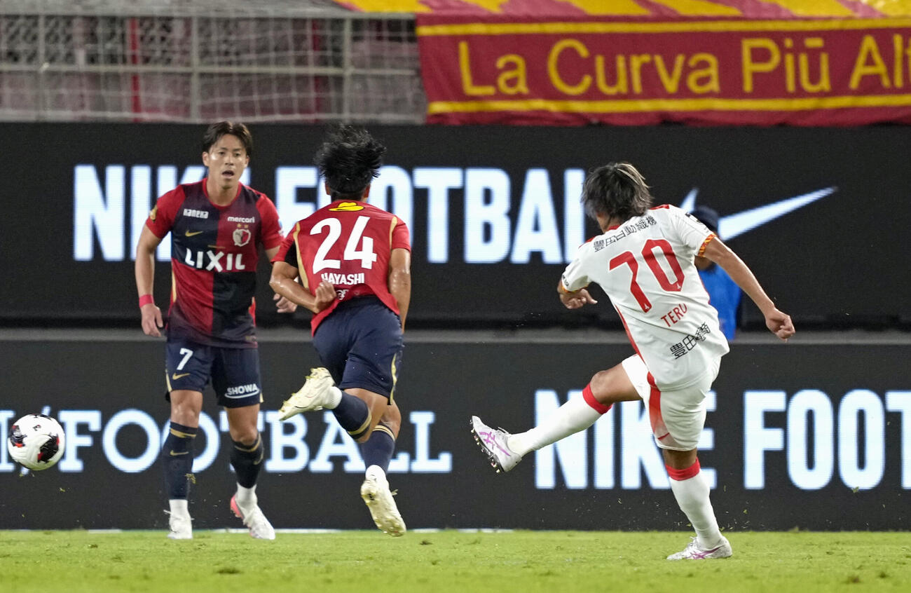 鹿島－名古屋　後半、ゴールを決める名古屋・原（70）（共同）
