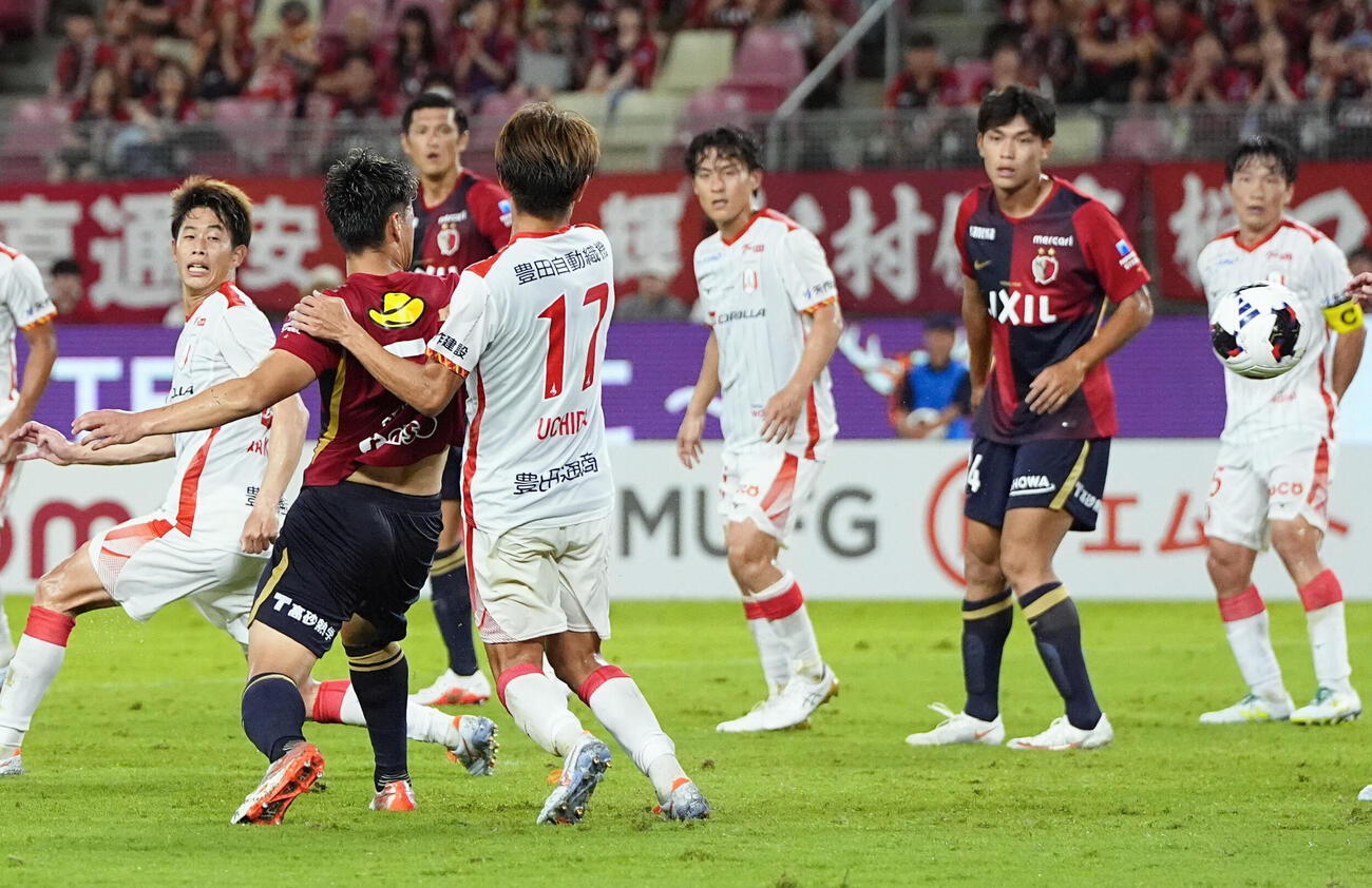 鹿島－名古屋　試合終了間際、決勝ゴールを決める鹿島・関川（左から2人目）（共同）