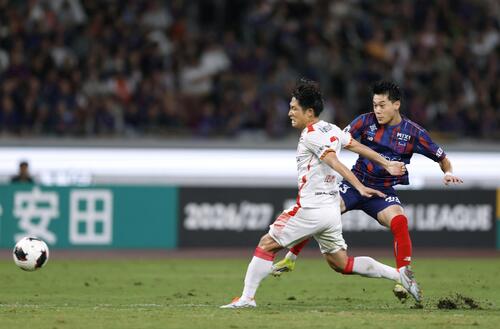 FC東京－名古屋　後半、先制ゴールを決めるFC東京・俵積田（右）(共同)