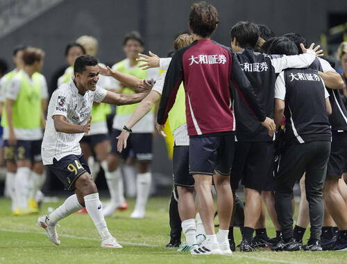 G大阪－神戸　後半、決勝ゴールを決め、喜ぶエリキ（左端）ら神戸イレブン＝パナスタ（共同）
