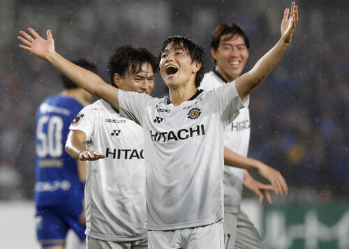 町田－柏　後半、チーム3点目のゴールを決め喜ぶ柏・小泉＝Gスタ（共同）