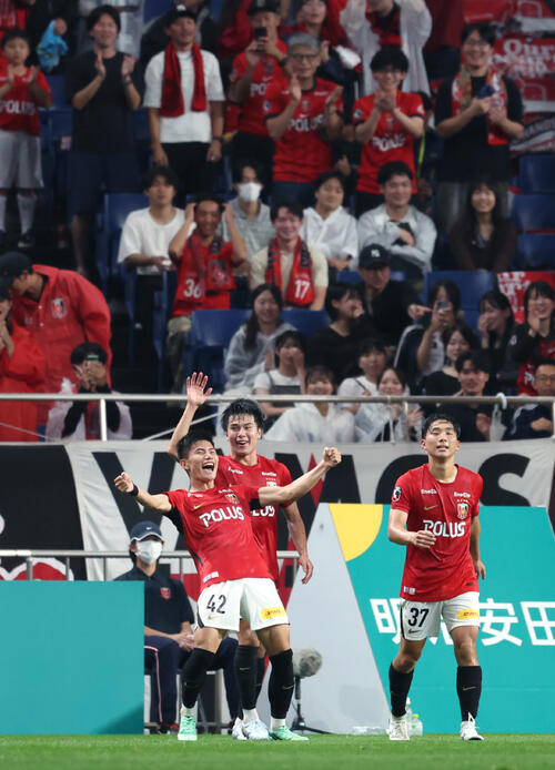 浦和－東京V　前半、チーム3点目のゴールを決め喜ぶ浦和・南野（左）(共同)