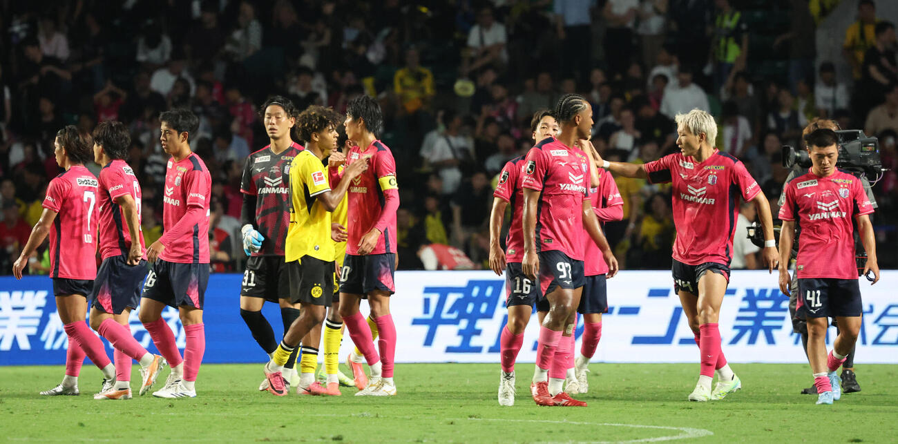 C大阪対ドルトムント　1－0でC大阪が勝利し、健闘をたたえ合う両チームのイレブン（撮影・西尾就之）