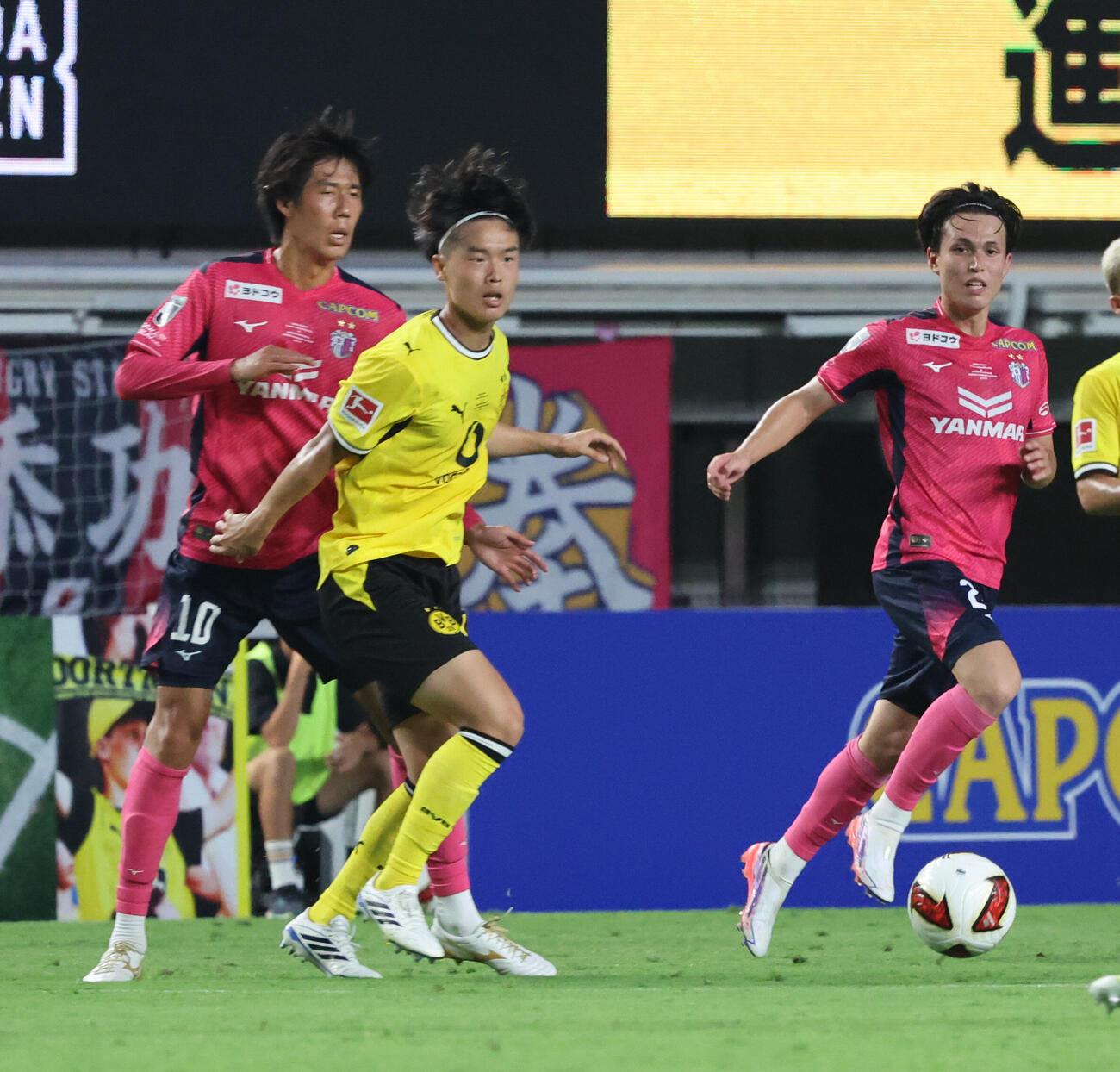 C大阪対ドルトムント　前半、パスを出すドルトムント山本天翔（撮影・西尾就之）