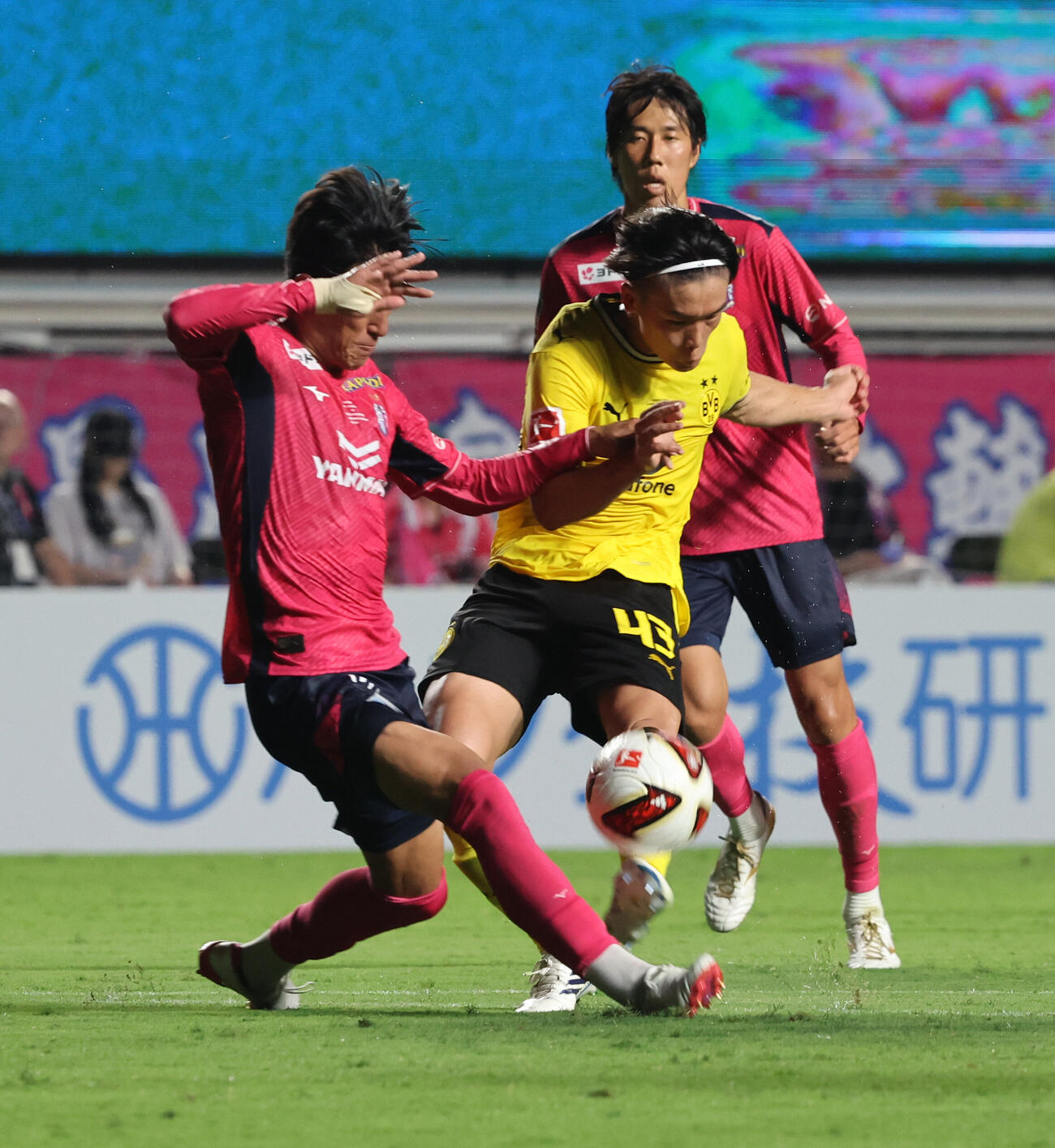 C大阪対ドルトムント　前半、シュートを放つドルトムント山本天翔（撮影・西尾就之）