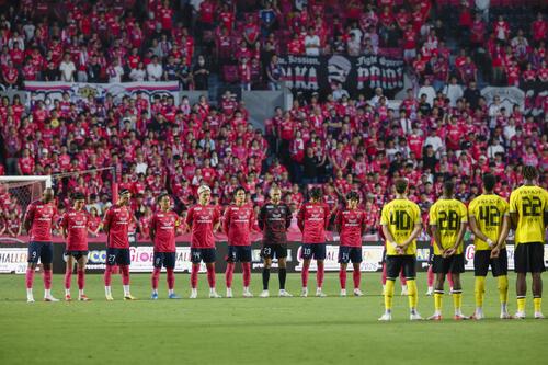 熊本地震の犠牲者を悼み、試合前に黙とうするC大阪とドルトムントの選手たち＝ハナサカ（共同）