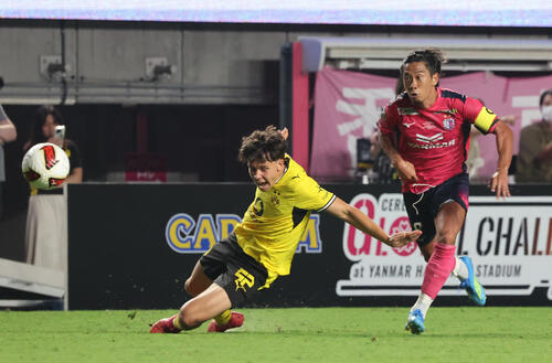 C大阪対ドルトムント　後半、ドリブルで攻め込むC大阪香川真司（撮影・西尾就之）