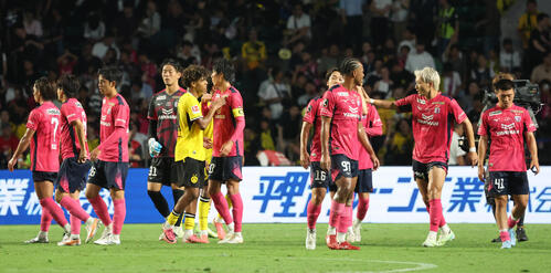 C大阪対ドルトムント 1-0でC大阪が勝利し、健闘をたたえ合う両チームのイレブン(撮影・西尾就之)