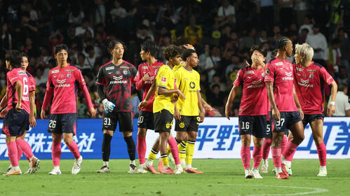 C大阪対ドルトムント 1-0でC大阪が勝利となり健闘をたたえ合う両チームイレブン(撮影・西尾就之)