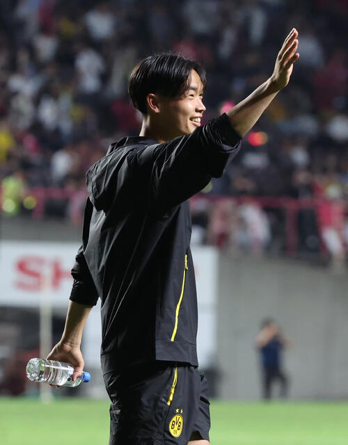 C大阪対ドルトムント 試合後、場内一周を行い、ドルトムント山本天翔はスタンドに笑顔で手を振る(撮影・西尾就之)