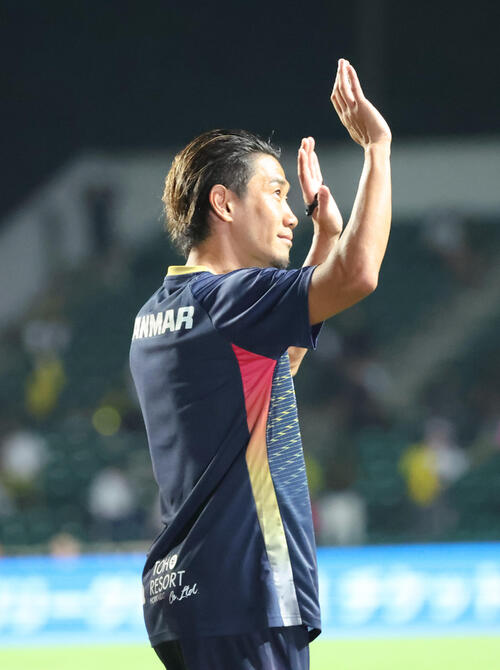 C大阪対ドルトムント 試合後、場内一周を行い、C大阪香川真司はスタンドに笑顔で手を振る(撮影・西尾就之)