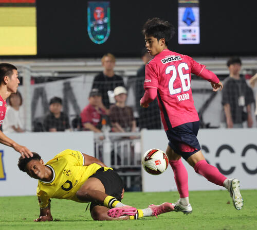 C大阪対ドルトムント 後半、相手選手をマークするC大阪久保瑛史(撮影・西尾就之)